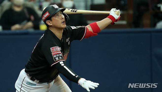 [서울=뉴시스] 이영환 기자 = 18일 오후 서울 구로구 고척스카이돔에서 열린 2021 KBO 한국시리즈 두산 베어스와 KT 위즈의 4차전 경기, 3회초 2사 1,3루에서 KT 황재균이 우익수 플라이 아웃으로 물러나고 있다. 2021.11.18. 20hwan@newsis.com