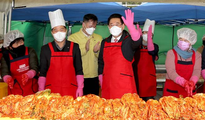 김영록 전남지사와 한여농 회원들이 22일 사랑의 김치담그기 행사를 펼치고 있다. 전라남도 제공