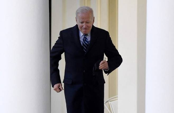조 바이든 미국 대통령이 19일(현지시간) 백악관에서 열린 추수감사절 칠면조 사면식에 참석하기 위해 뛰고 있다. 워싱턴=AFP연합뉴스