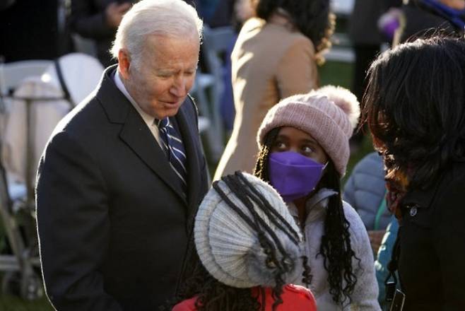 조 바이든 미국 대통령이 19일(현지시간) 백악관에서 열린 추수감사절 칠면조 사면식에 초대된 어린이들과 대화하며 웃고 있다. 워싱턴=AP연합뉴스