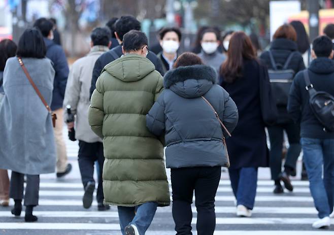 절기상 소설(小雪)인 22일 오전 서울 종로구 세종대로사거리 인근에서 시민들이 이동하고 있다. 뉴시스