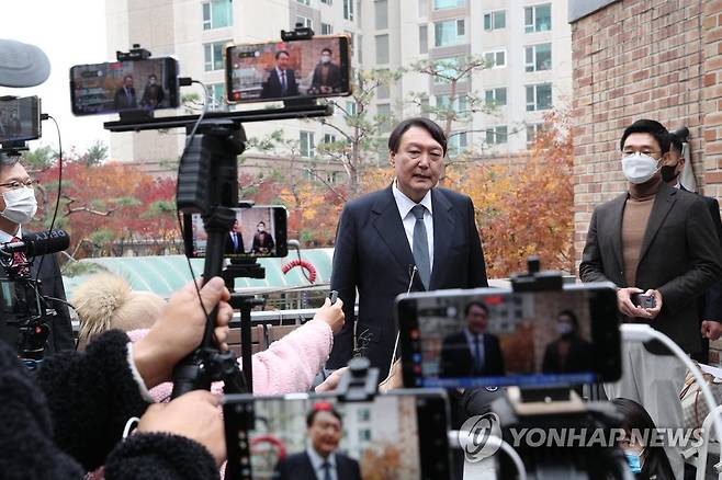 질문받는 윤석열 (서울=연합뉴스) 국민의힘 윤석열 대선 후보가 21일 오후 서울 용산구 김한길 전 민주당 대표 사무실에서 김 전 대표와 회동한 뒤 취재진의 질문을 받고 있다. 2021.11.21 [국회사진기자단] uwg806@yna.co.kr