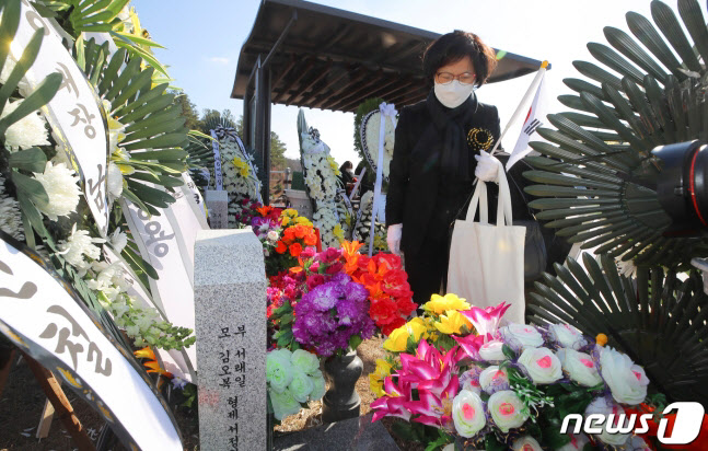 2020년 11월 23일 오전 대전 현충원에서 열린 연평도 포격 도발 10주기 추모식 행사후 고 서정우 하사의 어머니가 묘역을 둘러 보고 있다.(사진=뉴스1)