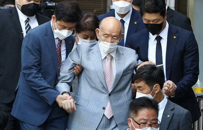 5·18 광주 민주화운동 당시 군부의 헬기 사격 사실을 부정하며 목격자의 명예를 훼손한 혐의를 받는 전두환 씨가 지난 8월 9일 오후 항소심 재판에 출석한 후 광주지방법원을 떠나고 있다 (사진=연합뉴스)