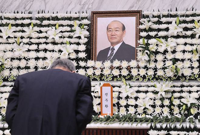 전두환 전 대통령이 사망한 23일 오후 서울 서대문구 세브란스병원 신촌장례식장에 마련된 빈소에 조문객이 조문하고 있다.(사진=공동취재단)