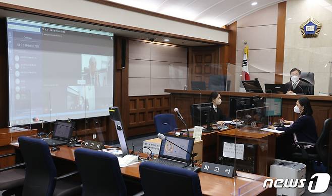 23일 서울 서초구 서울중앙지방법원에서 재판부가 민사 변론기일을 영상재판으로 진행하고 있다. 영상재판 확대를 내용으로 하는 민·형사소송법 개정안이 시행되면서 민사 변론기일, 심문기일, 조정기일, 형사 공판준비기일 등이 영상재판으로 진행할 수 있게 됐다.  2021.11.23/뉴스1 © News1 임세영 기자