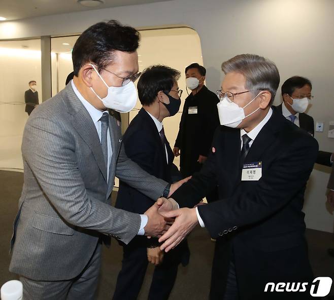 이재명 더불어민주당 대선 후보와 송영길 더불어민주당 대표가 23일 서울 중구 동대문디자인플라자에서 열린 MBN 종편 10주년·개국 27주년 국민보고대회에 앞서 인사하고 있다. 2021.11.23/뉴스1 © News1 국회사진취재단