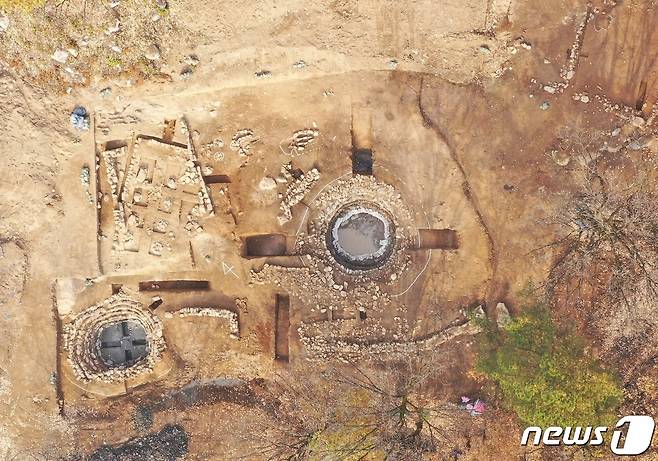 여주 파사성서 확인된 원형 집수지 2기와 건물지 모습.(여주시 제공) © News1