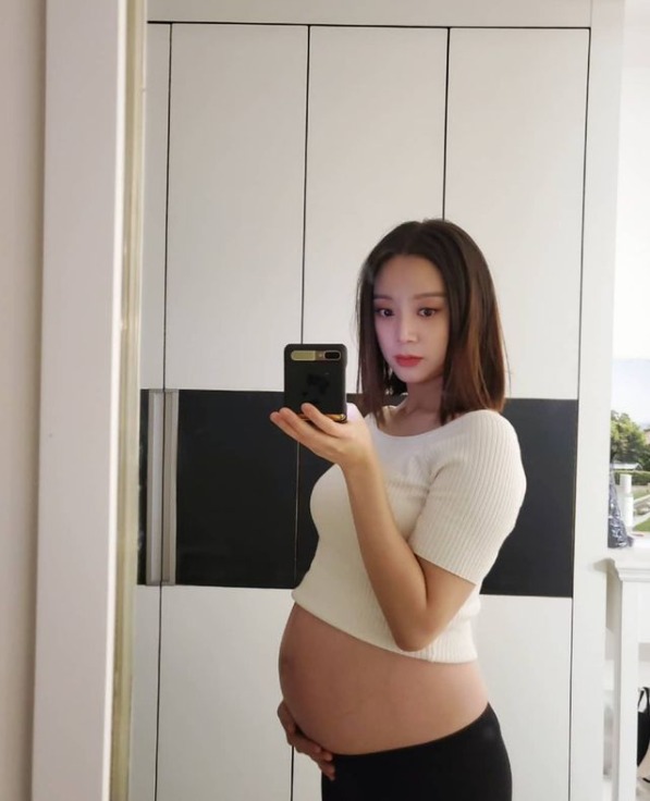Seoul) = Hyeolim, a former Wonder Girls who reported on the news of the pregnancy, unveiled the D line.Hyeolim posted a picture of himself in the mirror on the 23rd instagram saying, Its really different for a day.In the public photo, Hyeolim revealed a convex ship line in a short top; Hyeolim posed for a petting stomach.Meanwhile, Hyeolim, who made his debut in the music industry by joining Wonder Girls in 2010, married Taekwondo player Shin Min-chul in July last year after seven years of devotion.In October of this year, I reported the news of pregnancy in a year of marriage.