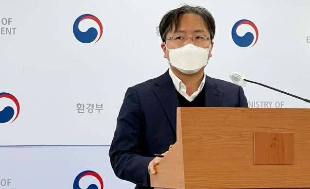 김종윤 환경부 환경조사담당관이 22일 카드뮴을 불법배출한 영풍 석포제련소에 과징금을 부과한 배경을 설명하고 있다.