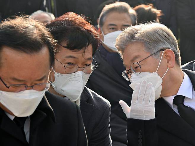 더불어민주당 이재명 대선 후보, 송영길 대표가 22일 서울 동작구 국립서울현충원 고 김영삼 전 대통령 묘역에서 열린 서거 6주기 추도식에서 대화하고 있다./뉴시스