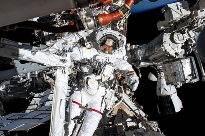 일본 우주비행사 호시데 아키히코가 9월 12일 국제우주정거장 밖에서 임무를 수행하고 있다. JAXA 제공