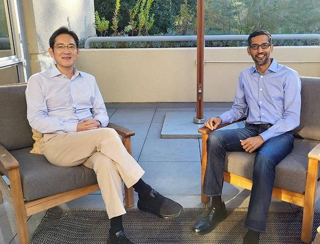 지난 22일(현지시각) 미국 캘리포니아주 마운틴뷰 구글 본사에서 만난 이재용 삼성전자 부회장(왼쪽)과 순다르 피차이 구글 CEO. [자료:삼성전자]