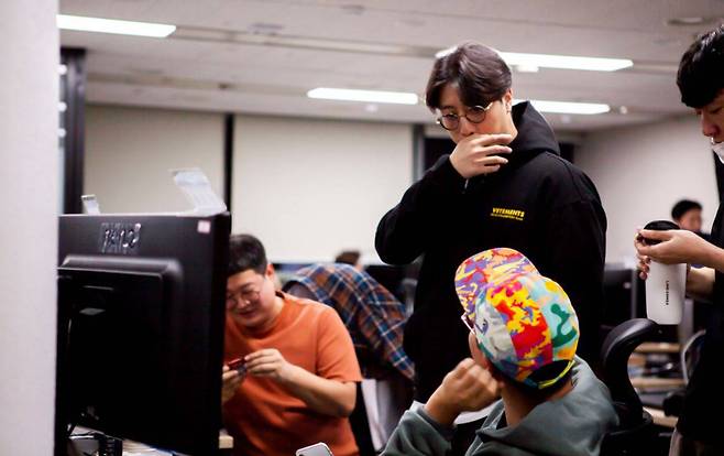 게임에 대해 활발하게 토론 중인 개발자들