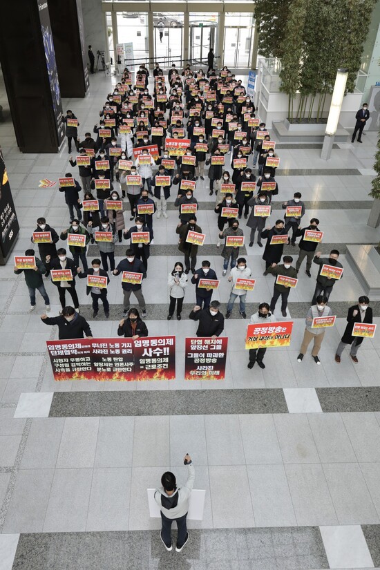 언론노조 에스비에스본부 조합원들이 23일 서울 목동 로비에서 단협 복원 등을 촉구하고 있다. 에스비에스 노조 제공
