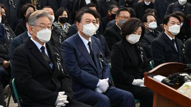 더불어민주당 이재명(앞줄 왼쪽부터), 국민의힘 윤석열, 정의당 심상정, 국민의당 안철수 대선 후보가 22일 국립서울현충원에서 열린 고 김영삼 전 대통령 서거 6주기 추모식에 참석해 송태근 삼일교회 담임목사의 추모사를 듣고 있다. 뉴시스