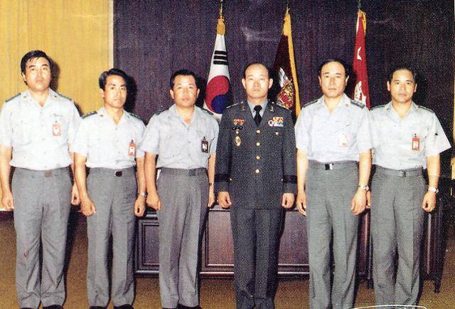 전두환 보안사령관 시절 모습. 12ㆍ12 군사반란 당시 보안사 핵심 참모들과 함께 찍은 사진이다. 왼쪽부터 이학봉 수사국장, 허화평 비서실장, 장도영 보안처장, 전두환 사령관, 권정달 정보처장, 허삼수 인사처장. 한국일보 자료사진