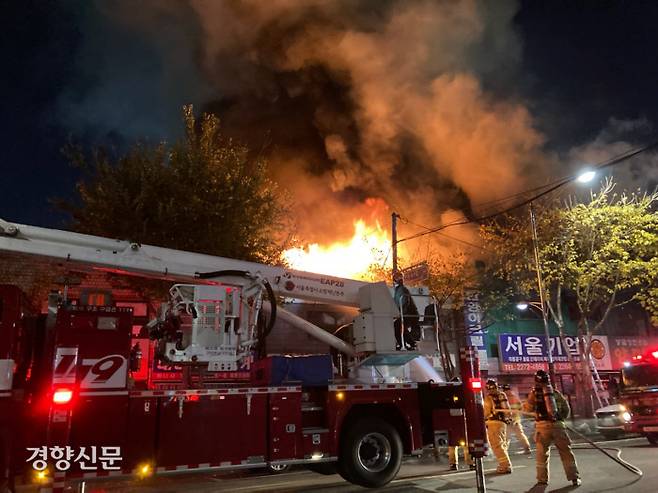 23일 오후 8시쯤 서울 중구의 한 식당에서 불이나 소방당국이 진화에 나섰다. /김태훈 기자