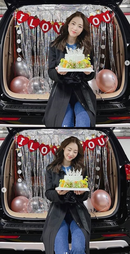 Actor Lee Yeon-hee flaunted her bright beautyLee Yeon-hee posted a picture and a picture on his instagram on the morning of the 23rd, Thank you to the VAST Enter family who suffered together during the play.In the photo, he is enjoying the happiness of the Play party prepared by his family members.Lee Yeon-hee, who is holding the cake, has made fans heartwarming with bright Smile with a bright pretty.In another photo he emanated a lovely charm with a pure aura.Meanwhile, Lee Yeon-hee finished the performance of Play Lear King on the 21st.