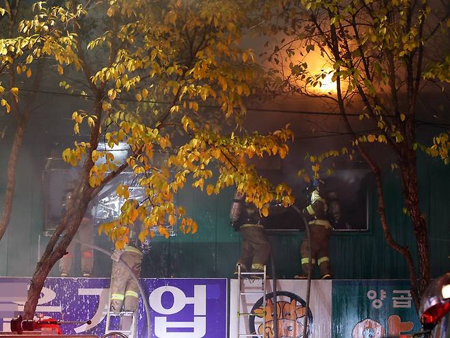 23일 오후 서울 중구 을지로3가역 인근 한 식당에서 화재가 발생해 소방대원들이 진화작업을 하고 있다.  / 사진 = 연합뉴스