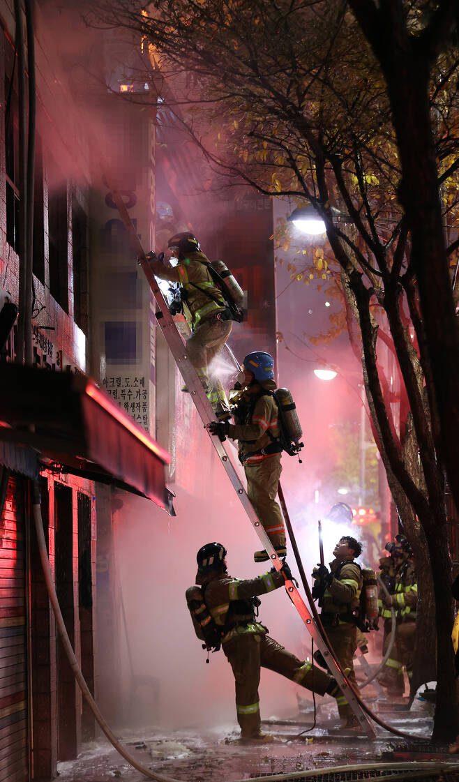 23일 오후 서울 중구 을지로3가역 인근 한 식당에서 화재가 발생해 소방대원들이 진화작업을 하고 있다. / 사진 = 연합뉴스