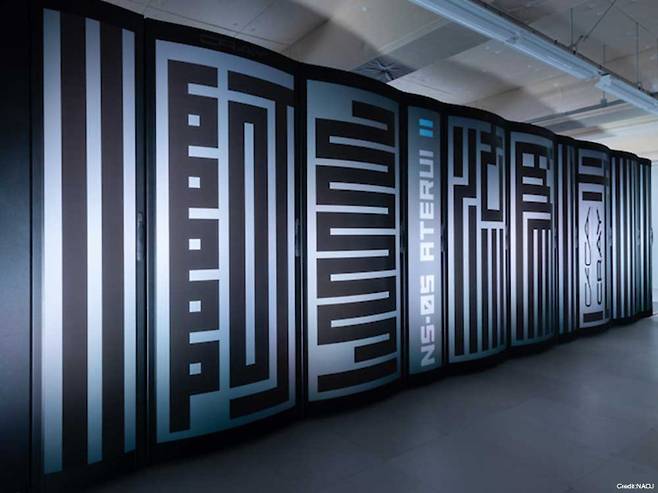 일본 국립천문대가 2018년부터 운용하기 시작한 천문학 전용 슈퍼컴퓨터 '아테루이II'. 수천억 개 별의 움직임을 시뮬레이션할 수 있는 연산능력을 갖고 있다. 외장케이스를 전자(篆字)로 디자인하여 138억 년 전의 우주를 소환하고, 미래를 구현하는 슈퍼컴퓨터 '아테루이II'를 상징적으로 표현했다/사진=NAOJ