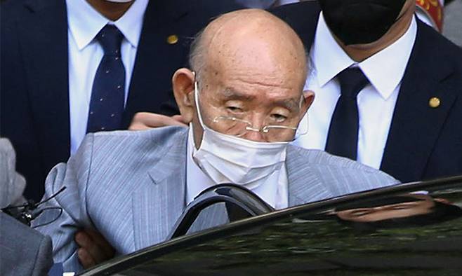 전두환 전 대통령이 23일 사망했다. 향년 90세. 사진은 지난 8월 9일 광주에서 열린 항소심 재판에 출석한 전씨가 25분만에 건강 이상을 호소하며 퇴청하는 공식 석상에 노출된 마지막 모습. 연합뉴스