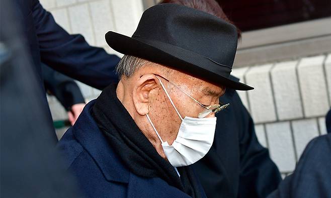 전두환 전 대통령이 지난 2020년 11월 30일 법정 경위들의 보호를 받으며 광주지법을 떠나고 있다. 연합뉴스