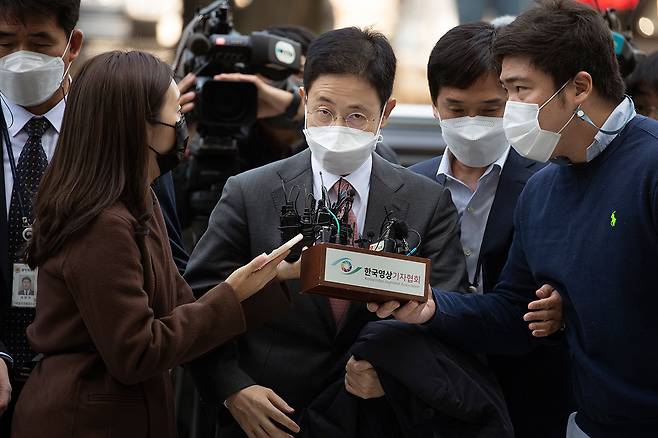 10월26일 손준성 검사가 서울중앙지법 영장실질심사에 출석하다가 기자들의 질문에 답하고 있다.ⓒ시사IN 이명익