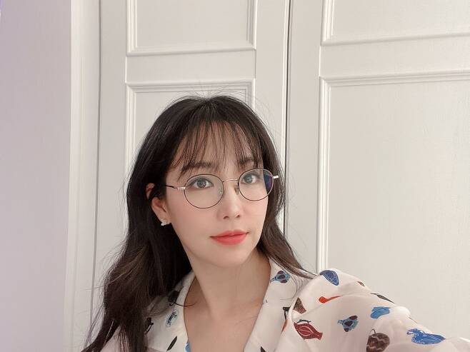 Lee Yoo-ri posted a picture on his instagram on the 23rd with a hashtag called #Lee Yoo-ri #LeeYuri # # LeeYoori #.Lee Yoo-ri, who is in the public photo, is taking a self-portrait staring at the camera. Lee Yoo-ri, who completed a lovely house cock fashion with glasses and pajamas, attracts attention.Lee Yoo-ri boasted a distinct features and a lovely vibe.Meanwhile, Lee Yoo-ri marriages a 12-year-old pastor in 2010.Photo: Lee Yoo-ri Instagram