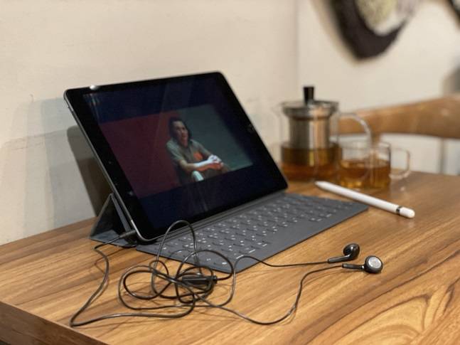 아이패드9에 유선 이어폰을 연결한 모습. /사진=백유진 기자 byj@