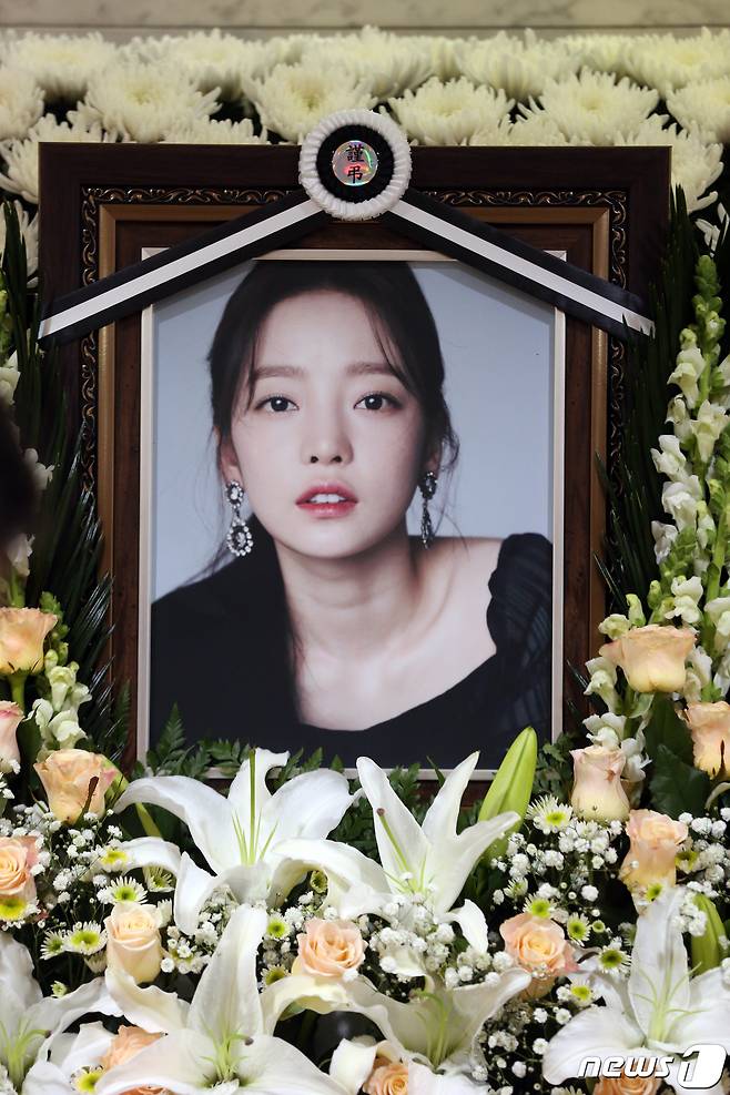 가수 구하라의 빈소가 25일 오후 서울성모병원 장례식장에 마련됐다. 이곳은 팬들을 위한 빈소로 가족과 지인을 위한 빈소는 다른 병원에 마련됐다. 2019.11.25/뉴스1