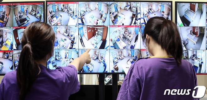 코로나19 확진자가 4000명대를 처음으로 돌파한 24일 오후 서울 중랑구 서울의료원 코로나19 종합상황실에서 의료진들이 병상 CCTV를 살펴보고 있다. /뉴스1