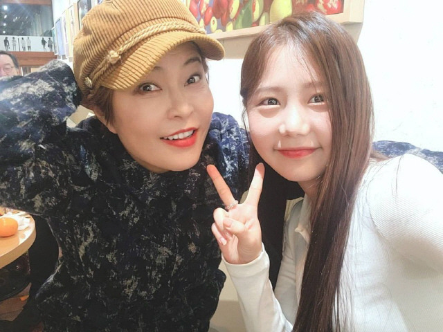 Gag Woman Jo Hye-ryun left a certification shot with singer Send your craftJo Hye-ryun said on his SNS on the 24th, I met Send your craft.Haye Yang, famous for the song Nissot and drama ost ~ The real song is so good, bright and pretty ~ I praise you for how good you are in your faith life.I always support the bright haye ~ ~ and posted a picture.Jo Hye-ryun in the photo is close to Send your craft and leaving a certification shot.Especially, the netizens responded to the two authentication shots such as It is like a mother and daughter, Send your craft face is really small, What happened?Meanwhile, Jo Hye-ryun is currently appearing on SBS entertainment program Shooting Girls 2.