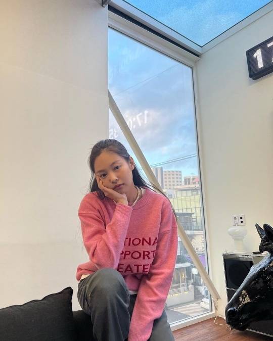 Group BLACKPINK Jenny Kim told me about the recent lovely appearance.Jenny Kim posted several photos on her Instagram page on Sunday, along with an article entitled Exciting People and Exciting Day (Exciting People).In the photo, Jenny Kim sat on the couch in front of the window with a blue sky and looked at the camera with one hand on her chin.He wore a pink knit and a pearl necklace, and he was proud of his unique fashion sense and charm by lovingly digesting his casual clothes.Jenny Kim also delighted fans by posting photos of them all together with BLACKPINK members including Rosé, Index and Lisa on Instagram Stories.Meanwhile, Jenny Kim departed for United States of America last month to schedule.