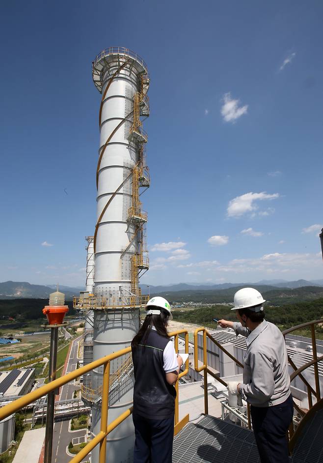 2016년 6월 1일 경기도 포천시 창수면 LNG(액화천연가스) 복합화력발전소‘포천파워’에서 직원들이 배출가스 오염도를 확인하고 있다. /조선DB