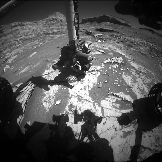 큐리오시티에 탑재된 위험 회피 카메라가 3305솔에 촬영한 이미지. 사진=NASA/JPL-Caltech