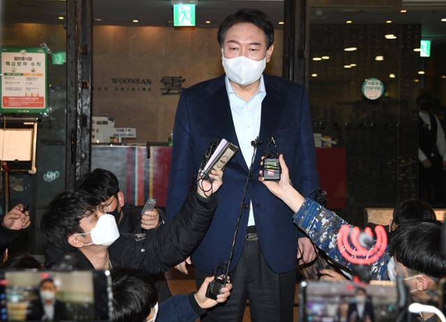 윤석열 국민의힘 대선후보가 당 대선 경선 레이스에 참여했던 후보자들과의 오찬을 위해 23일 서울 여의도 한 식당으로 들어서며 취재진 질문에 답하고 있다. 국회사진기자단