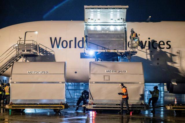 21일 캐나다 온타리오주 해밀턴 공항에서 화이자의 어린이용 코로나19 백신 첫 물량이 하역되고 있다. 해밀턴=로이터 연합뉴스