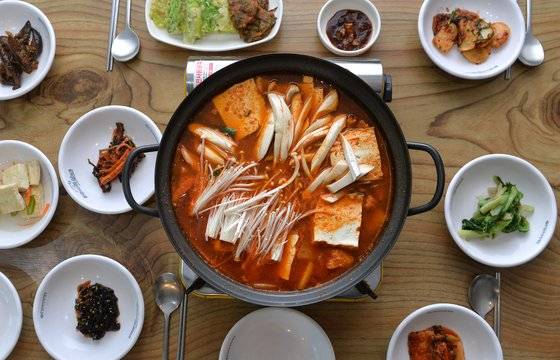 문경시는 한때 제2 탄전지대로서 광업이 성행했다. 당시 광부들이 일을 마치고 목에 낀 탄가루를 기름기 로 씻어내고자 먹었던 족살찌개는 여전히 흔적이 남아 있다. ‘족살’은 문경에서 키우는 약돌돼지의 앞다리살을 뜻한다. 프리랜서 김성태