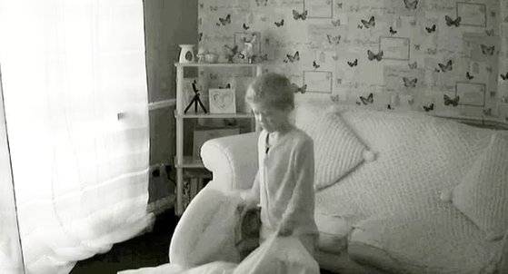 사망 몇 시간 전 아서가 감금된 방에서 강제로 잠을 청하려고 이불을 끌고 있다. 아서는 ″아무도 날 사랑하지 않아″, ″아무도 밥을 주지 않아″라는 말을 4번씩 반복했다. [영국 코벤트리 형사 법원 영상 캡처]