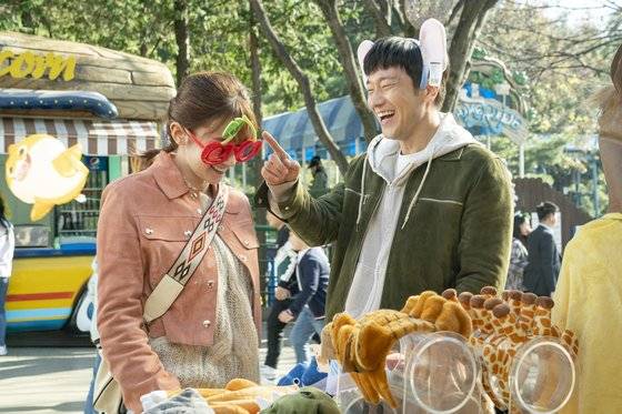 영화에서 자영(전종서, 왼쪽)과 우리(손석구)가 놀이공원에 간 즐거운 장면. 전종서는 이번 영화에서 호흡 맞춘 상대 배우 손석구에 대해