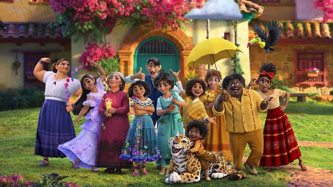 디즈니 애니메이션 <엔칸토: 마법의 세계>의 한 장면. 마드리갈 가족은 저마다 각기 다른 마법 능력이 있다. 미라벨만 예외다.  | 월트디즈니컴퍼니 코리아 제공