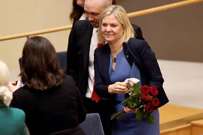 스웨덴 집권 사회민주당의 마그달레나 안데르손 대표가 24일(현지시간) 스톡홀름에서 열린 의회 인준투표에서 신임 총리로 선출된 뒤 축하를 받고 있다. 스톡홀름 | 로이터연합뉴스