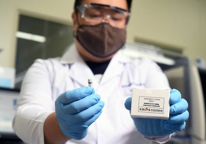 김세일 박사가 개발한 코로나19 델타변이 바이러스 유전자 표준물질을 들어보이고 있다.[한국표준과학연구원 제공]