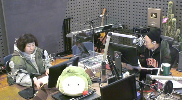 Gag Woman Mirage has turned over the Radio Show production team, DJ Park Myeong-su, with a spicy taste that crossed the line.Gag Woman Mirage appeared on KBS coolFM Park Myeong-su Radio Show broadcast on November 24th.Mirage is a hot topic that has recently become popular with spicy taste.The corner where Mirage appeared on this day was to invite entertainment rookies to catch the fixing and evaluate whether they have fixed guest qualities.Mirage had a nervous look from the beginning of the broadcast.It was a charm that Park Myeong-su had to correct it by exposing the sneaker brand that Park Myeong-su bought.I almost got to eat, I smoke electronic cigarettes, Park Soo-hyun shivered because I was afraid I would make a mistake in radio live broadcasting, I like to taste a little variety of food and men, I kissed my husband for the first time, I was shaken.Even veteran DJ Park Myeong-su refrained from not doing so on public television, but Mirage did not stop.The broadcast, which was able to be settled with honest talks, spread to broadcast accident with about three minutes left.When Park Myeong-su made his last greeting, Mirage began to explain the controversy related to him without hesitation, saying, I want to say this.Mirage said, I have people who are pigs, fat, what kind of X are good, and I have people who are rude to Park Myeong-su.Dont get me wrong about that, he shouted.Park Myeong-su was embarrassed by the sudden abuse, and the listeners bulletin board was smeared.Mirage, so close to Park Myeong-su that the broadcast was comfortable, doubts whether the broadcast would have been comfortable for Park Myeong-su, the production crew and listeners.Should the behavior that disturbed the listener and ruined the broadcast of his favorite senior Park Myeong-su be understood as the spicy charm of Mirage?The honesty and indiscriminate disorder are distinctly different: I hope that one line of listeners who say, I can not tell whether it is a public broadcast or an Internet broadcast will remain a heavy responsibility for Mirage.
