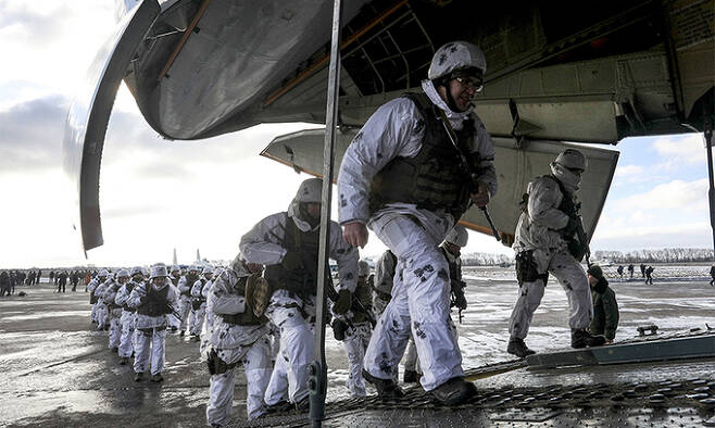 우크라이나 지토미르 지역의 군 기지에서 우크라이나 군인들이 군용 화물기에 탑승하고 있다. AP연합뉴스