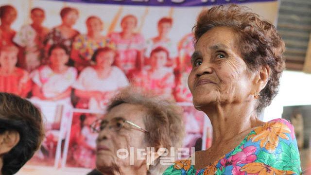 일본군 위안부 피해자 단체 ‘말라야 톨라스’를 이끌던 롤라 이사벨리타 비누야(오른쪽) 할머니가 23일(현지시간) 90세의 나이로 별세했다.