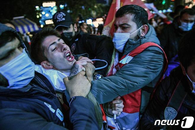 24일(현지시간) 터키 이스탄불에서 정부의 경제 정책에 반대하는 시위대를 경찰이 진압하고 있다. 2021.11.24 © AFP=뉴스1