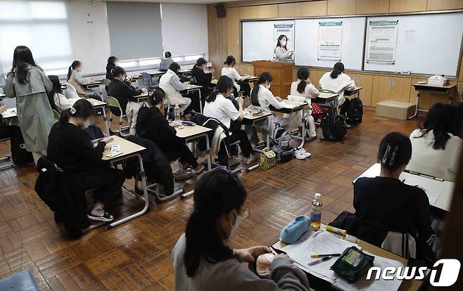 부산 연제구 연제고등학교에서 수험생들이 수능 시작을 기다리고 있다. 2021.11.18/뉴스1 © News1 사진공동취재단